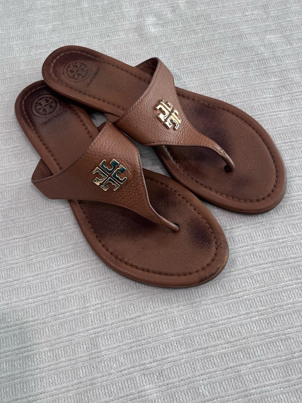 Tory Burch Womens 7.5 M
Metal Logo Tan Embossed
Leather Thongs Sandals